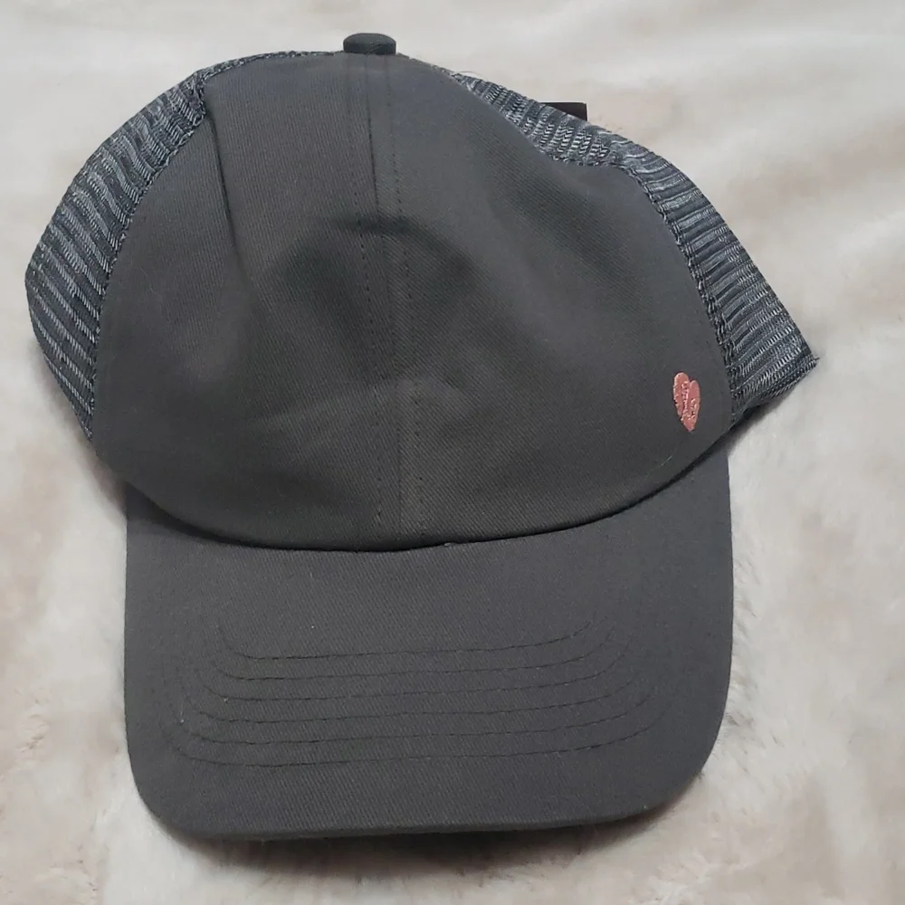 Ellie Grey hat‎